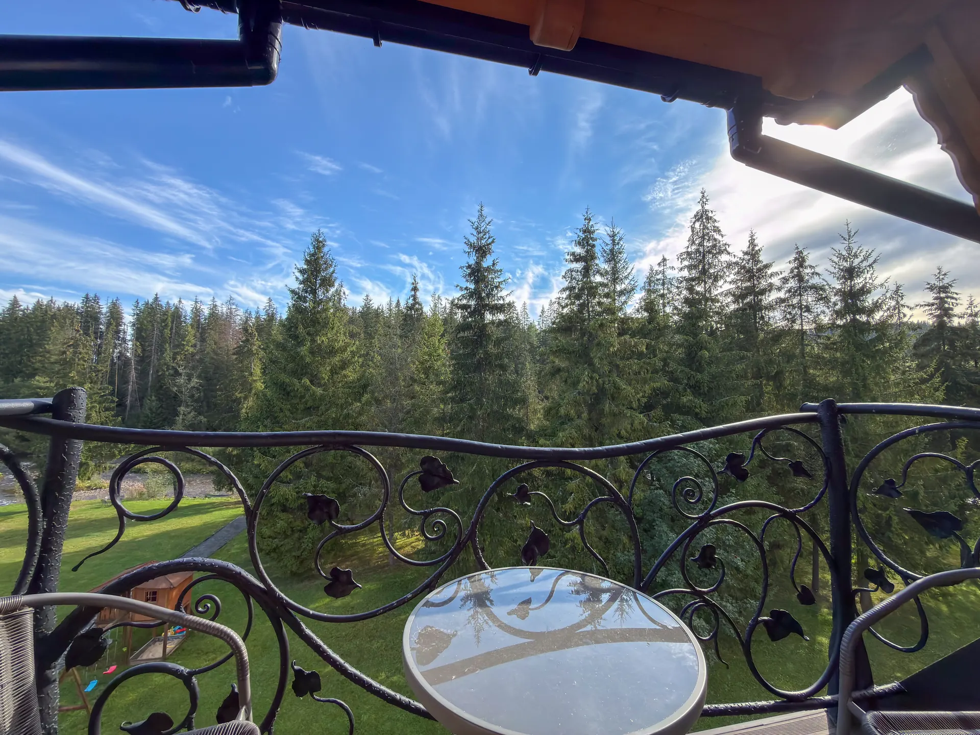 Pokój nr 10 w Rezydencji Kojsówka w Witowie: balkon z widokiem