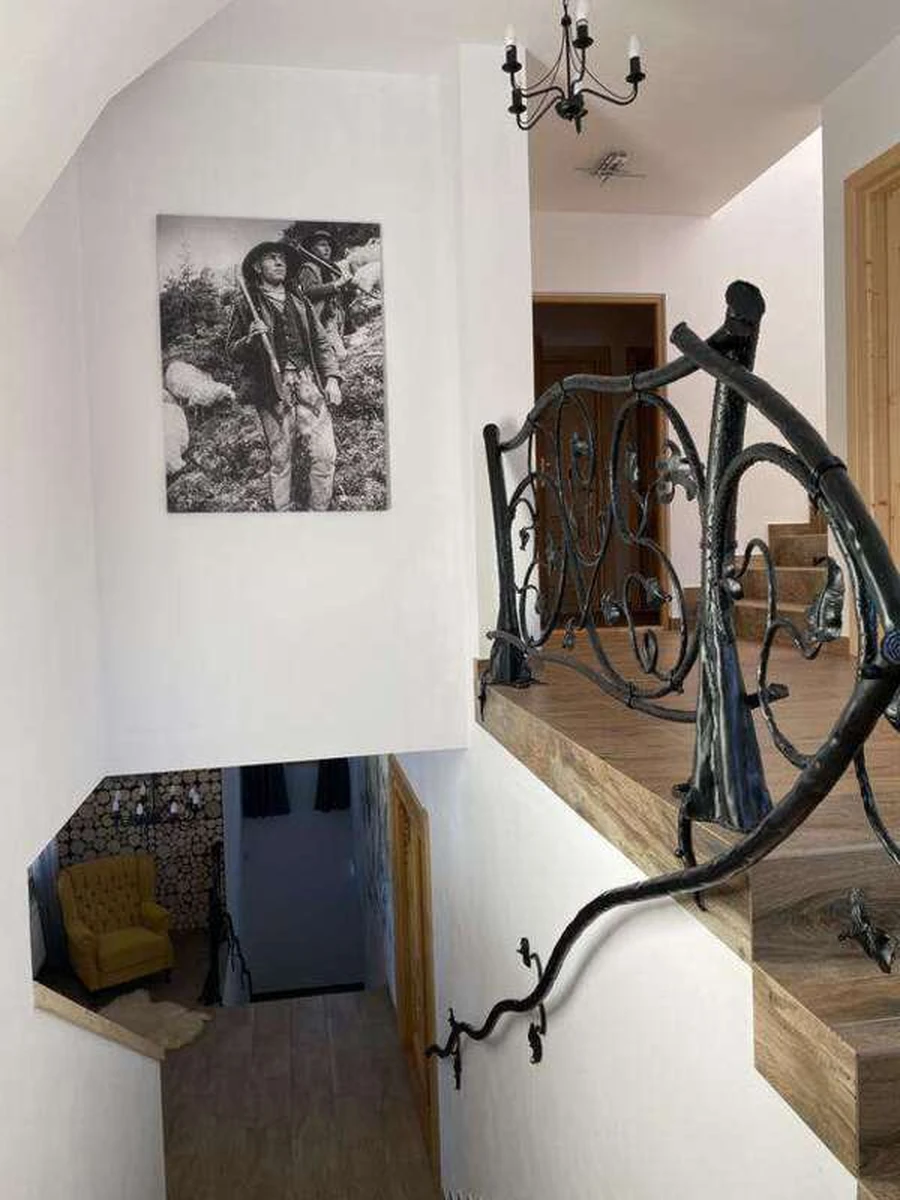Korytarz i schody Rezydencji Kojsówka z kutą balustradą