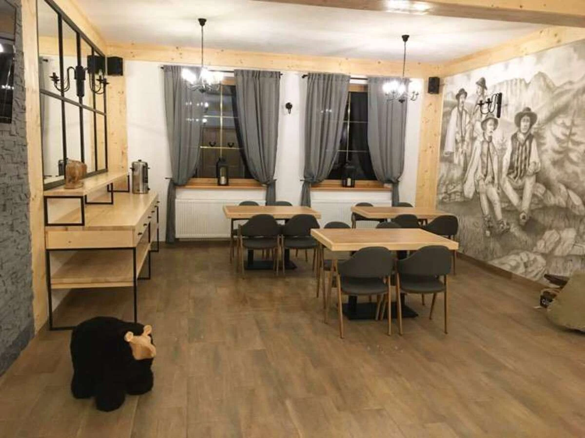 Jadalnia z muralem przedstawiającym górali, przygotowana pod spotkanie
