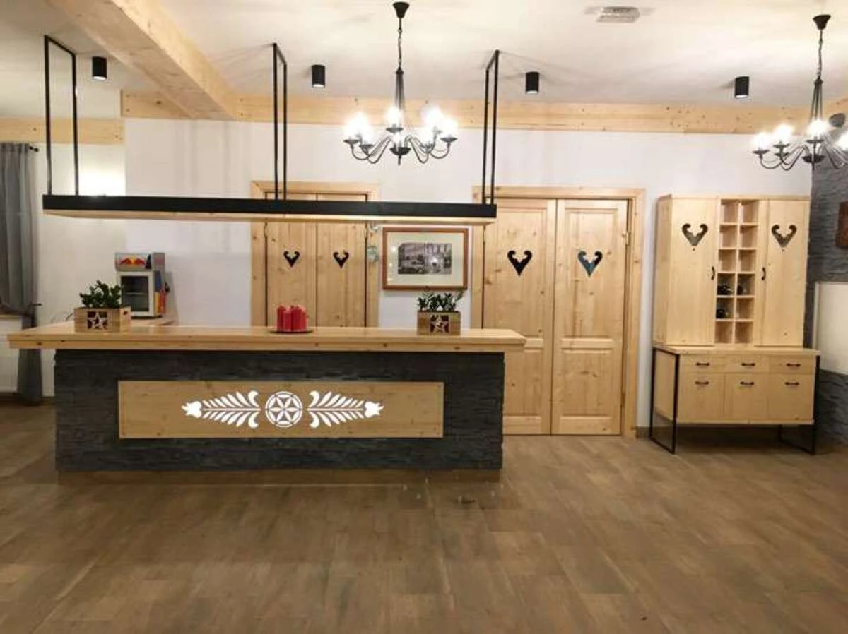 Lada z parzenicą i drewniane detale w części restauracyjnej Kojsówki
