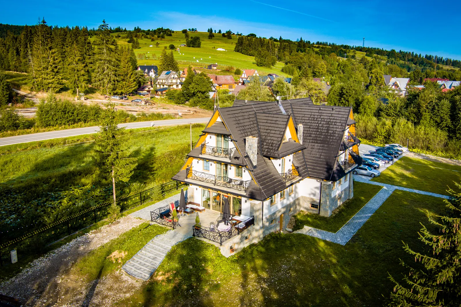 Balkony Rezydencji Kojsówka i zielony teren wokół budynku