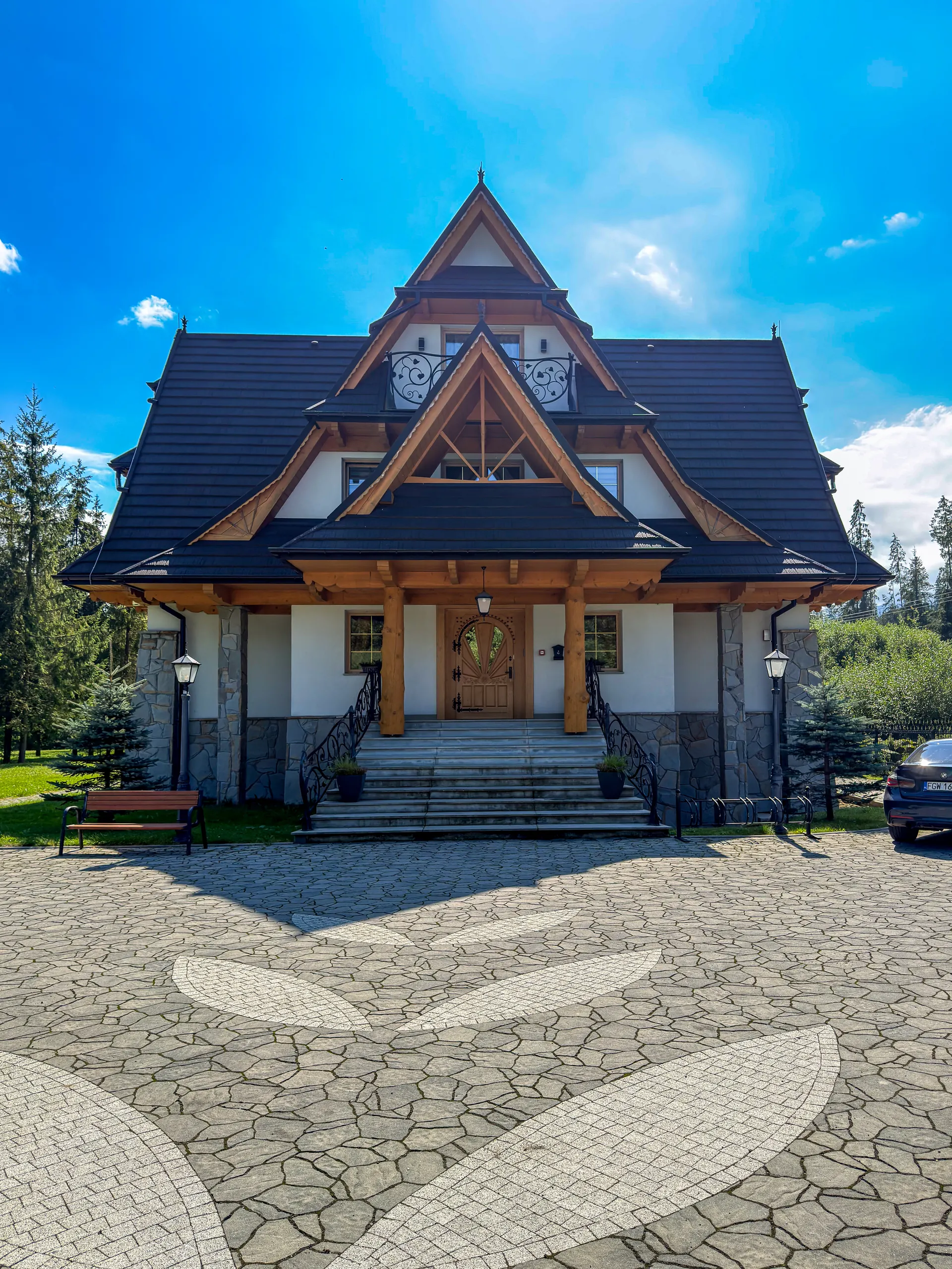 Główne wejście do Rezydencji Kojsówka z góralskim szczytem nad drzwiami
