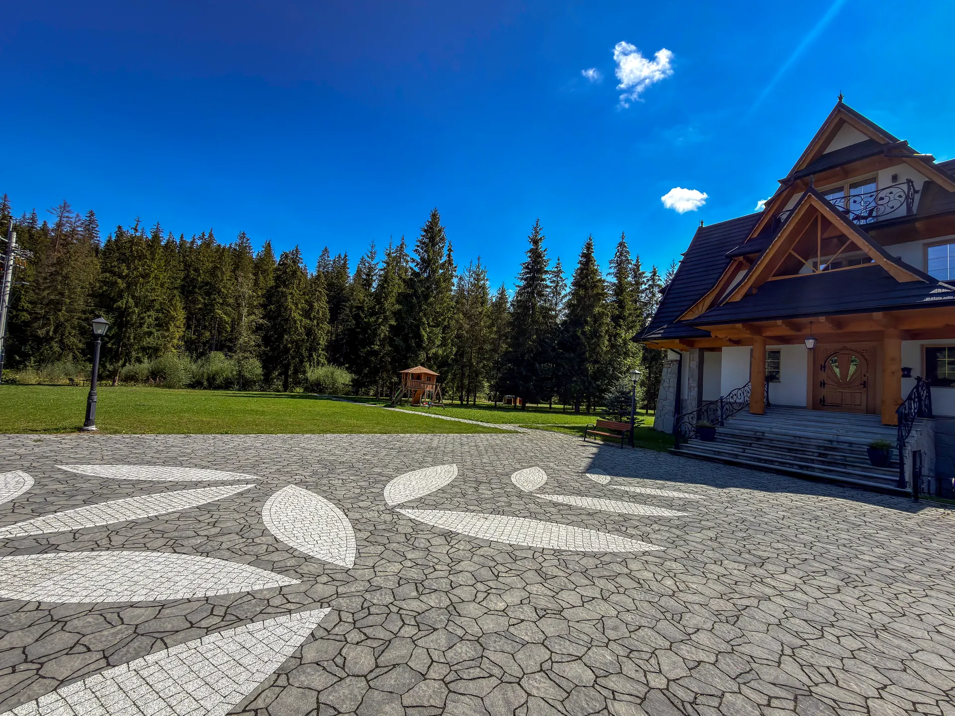 Wejście do Rezydencji Kojsówka i kamienny podjazd z mozaiką
